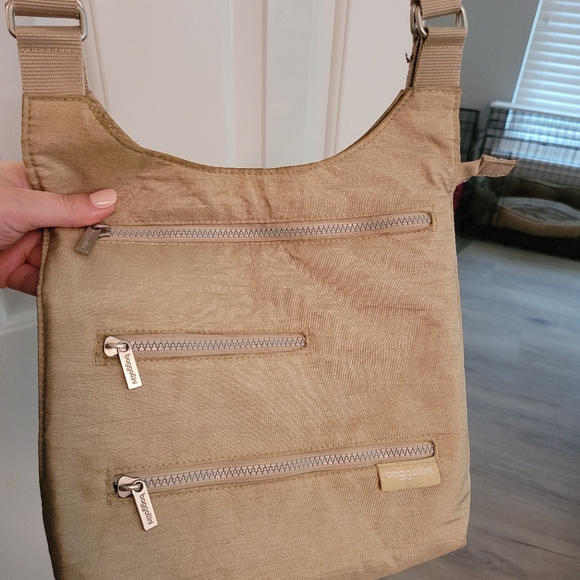 Tan/Champagne Gold Baggallini Crossbody - Picture 3 of 6